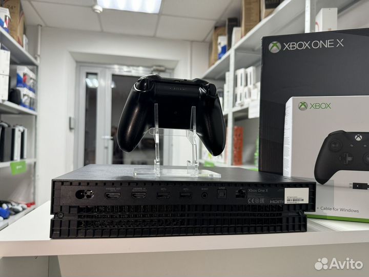 Xbox One X + 2 геймпада + 470 игр