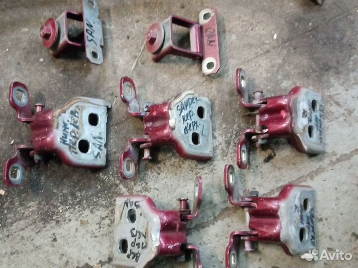 Петля двери Рено Сандеро 1