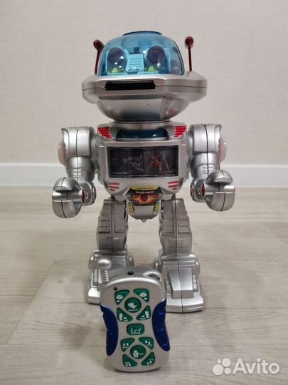 Робот на пульте управления