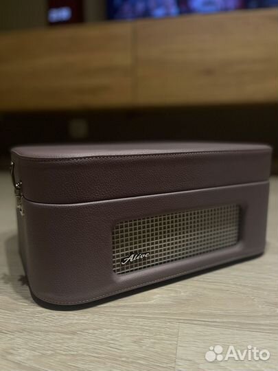 Виниловый проигрыватель «Alive Audio»