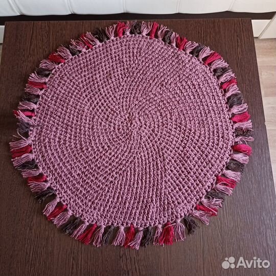 Вязаный коврик ручной работы
