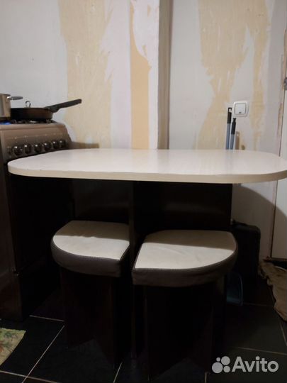 Кухонный стол и табуреты