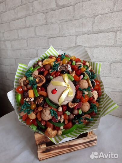 Вкусный букет из орехов и сухофруктов