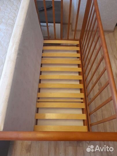 Детская кроватка с поперечным маятником