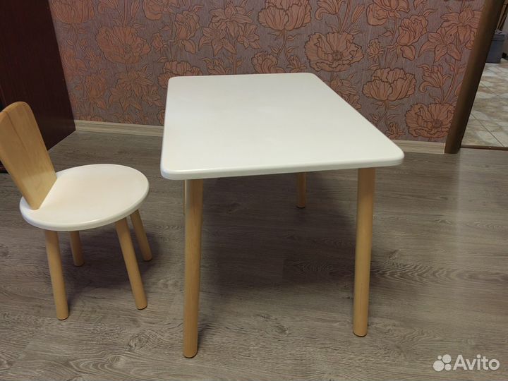 Детский столик и стул из дерева