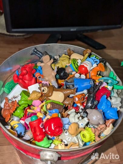 Игрушки из Киндер сюрприза банка
