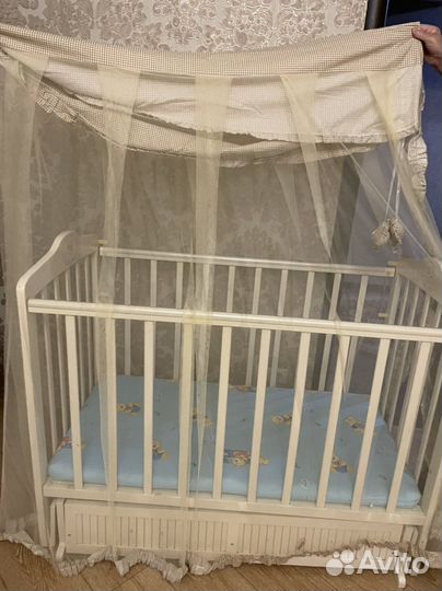 Детская кроватка с маятником и ящиком