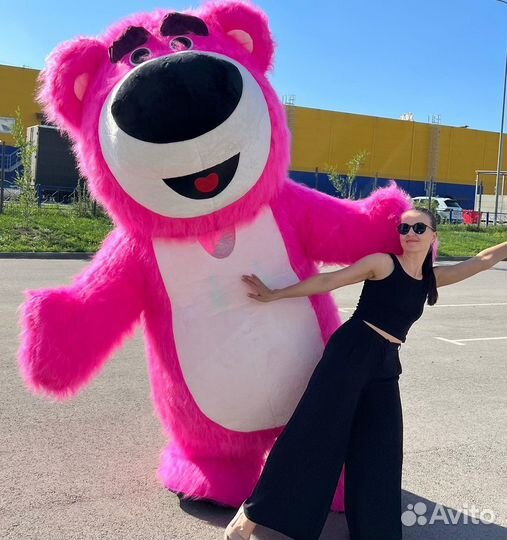 Розовый, белый большой медведь. Огромный мишка