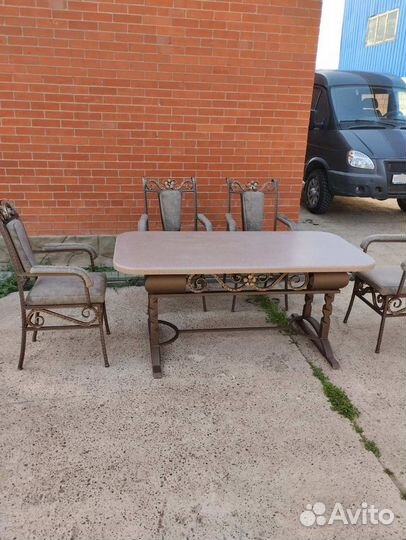 Стол и стулья