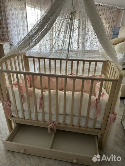 Детская кроватка с продольным маятником