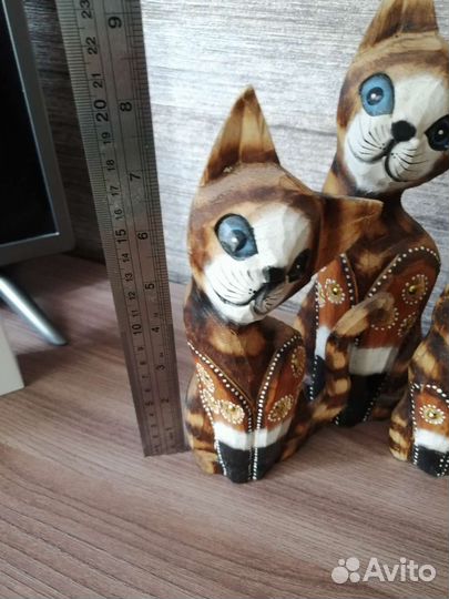 Статуэтки кошек из дерева