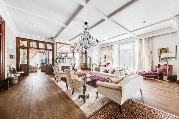 Дом 1315 м² на участке 100 сот.