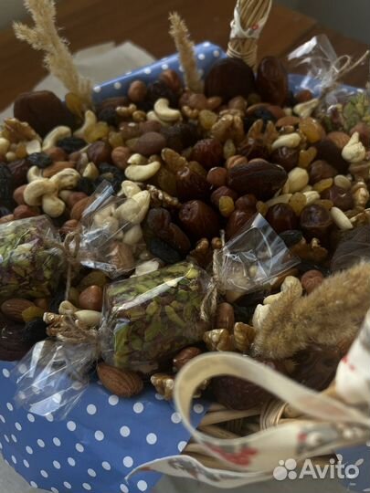 Корзина из сухофруктов и орехов