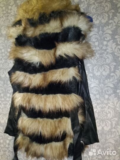 Жилет из иск меха(под лису)с кожей на молнии с поя