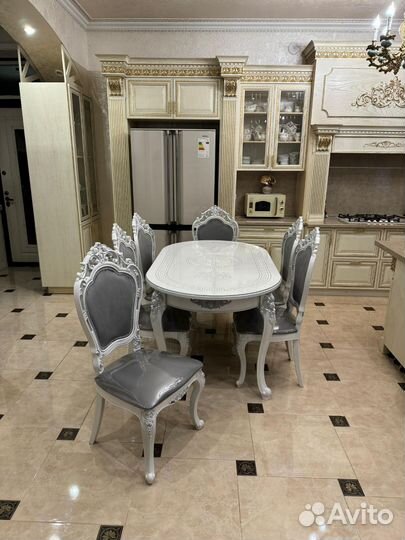 Кухонный стол и стулья