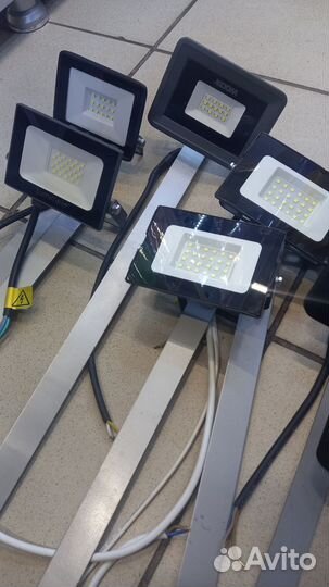 Прожектор светодиодный с креплением