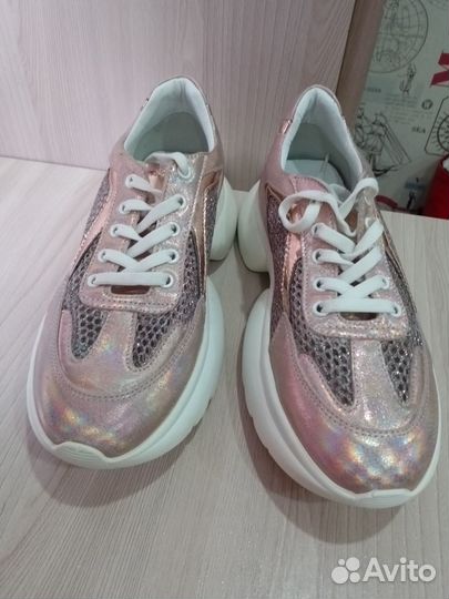 Новые женские кроссовки