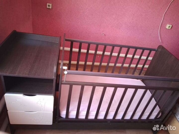 Детская кроватка с маятником