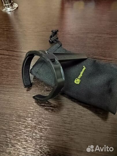 Зажим для контроля схода лески со шпули