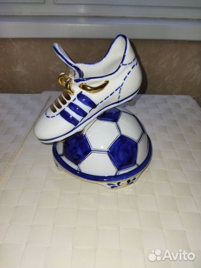 Фарфоровая статуэтка 