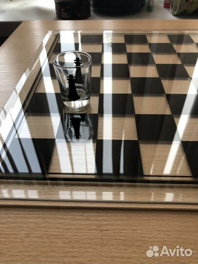 Шахматы, набор из 32 стопок и стеклянной подставки