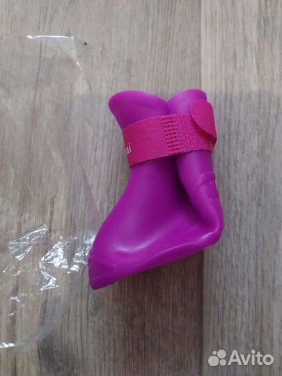 Игрушки, обувь и ошейник для собак