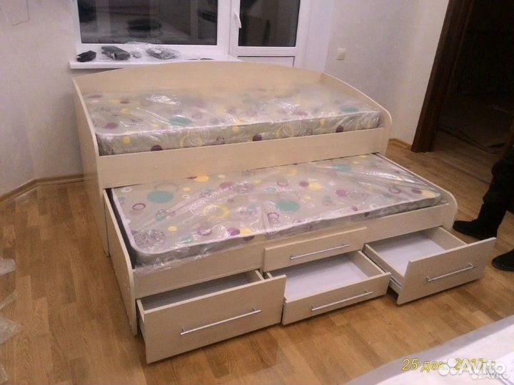 Детская кровать с выдвижным спальным местом