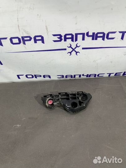 Кронштейн переднего бампера правый (52535-33060)