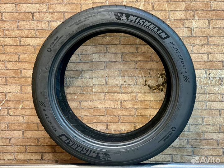 Michelin Pilot Sport 4 235/45 R18