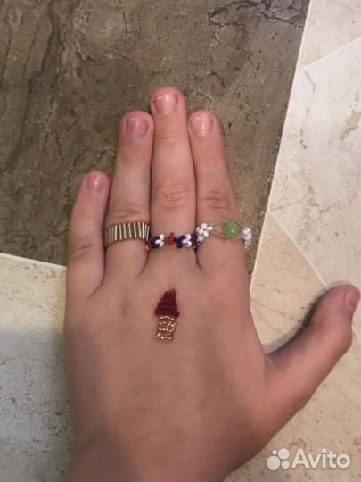 Кольца и фигурка из бисера