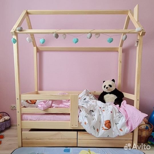 Кровать домик натуральный массив