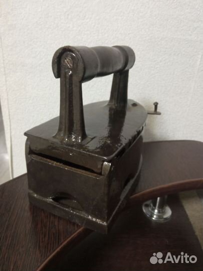 Старинный угольный утюг