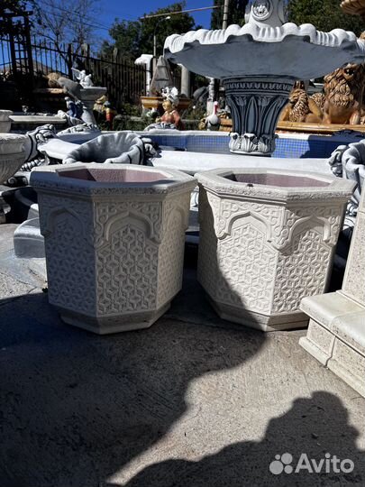 Вазоны из белого цемента с мраморной крошкой