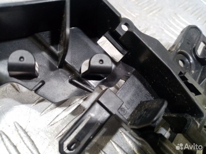 Б/У Кронштейн замка двери передней правой W#001