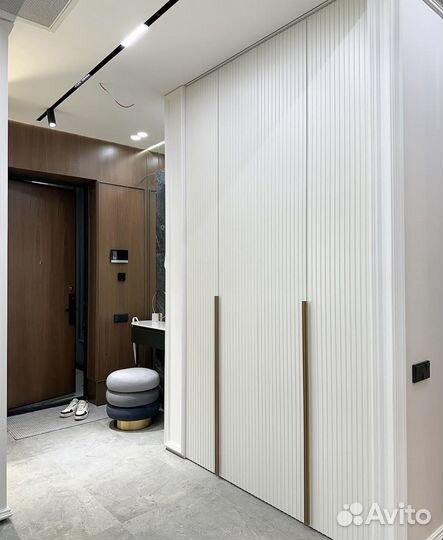 Шкаф белый распашной