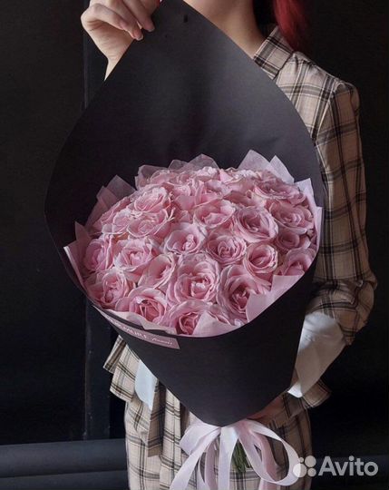25 роз в картонной упаковке
