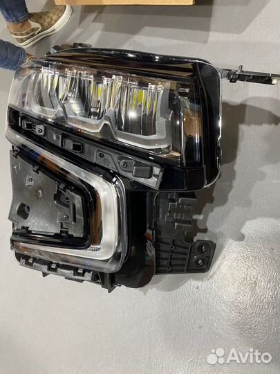 Фара правая Chevrolet Tahoe 5