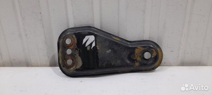 Кронштейн переднего рычага правый Skoda Rapid cwva