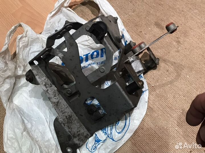 Кронштейн крепления Мерседес мл 164 6.3 Амг