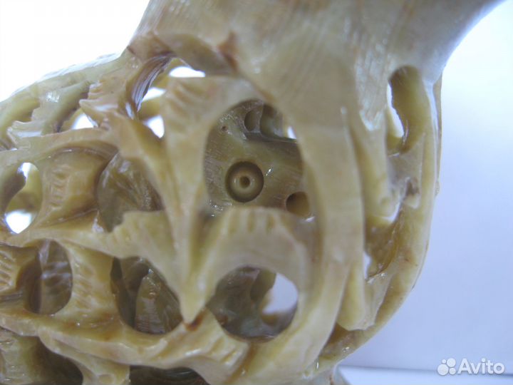 Статуэтка из резного камня