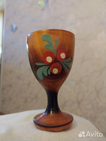 Деревянный небольшой графин и три рюмки