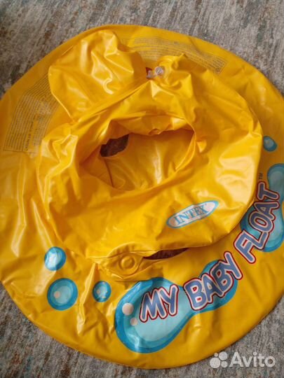 Круг для купания и надувной самолёт