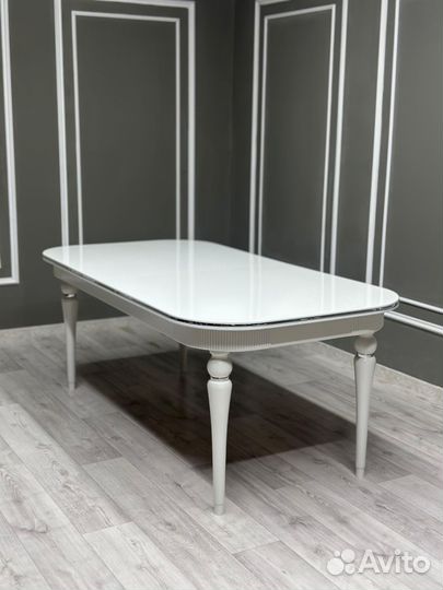 Кухонный стол и стулья новые