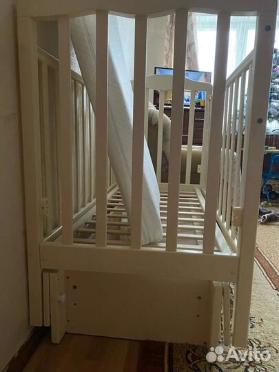 Детская кроватка с универсальным маятником