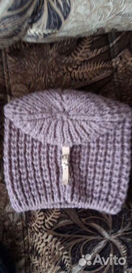 Две шапки женские