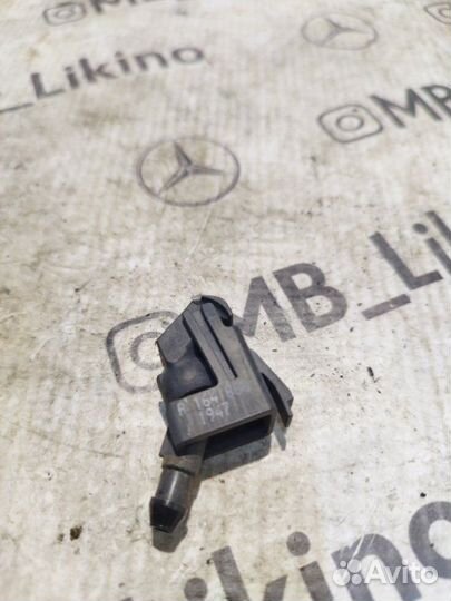 Форсунка омывателя лобового стекла левая Mercedes
