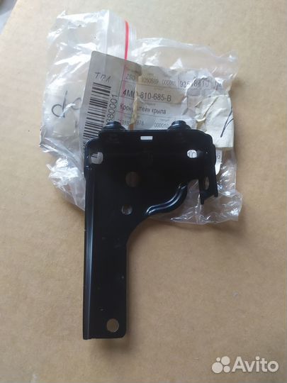 Кронштейн audi Q7 4M0810685B