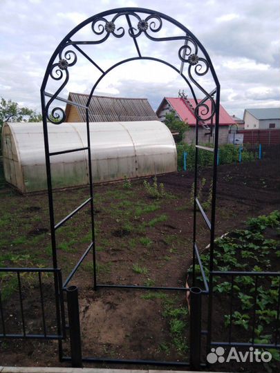 Кованная цветочная арка для сада