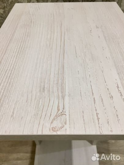 Столик на колëсиках