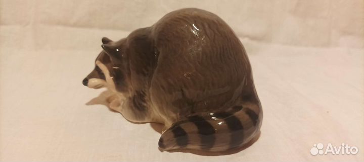 Фарфоровая статуэтка енот